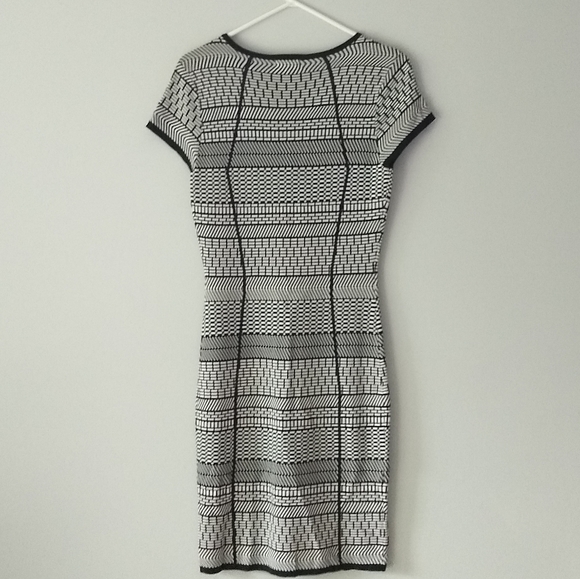 NEW Cache Cap Sleeve V-Neck Zip Front Sheath Dress Black & White Print Medium - Picture 2 of 15